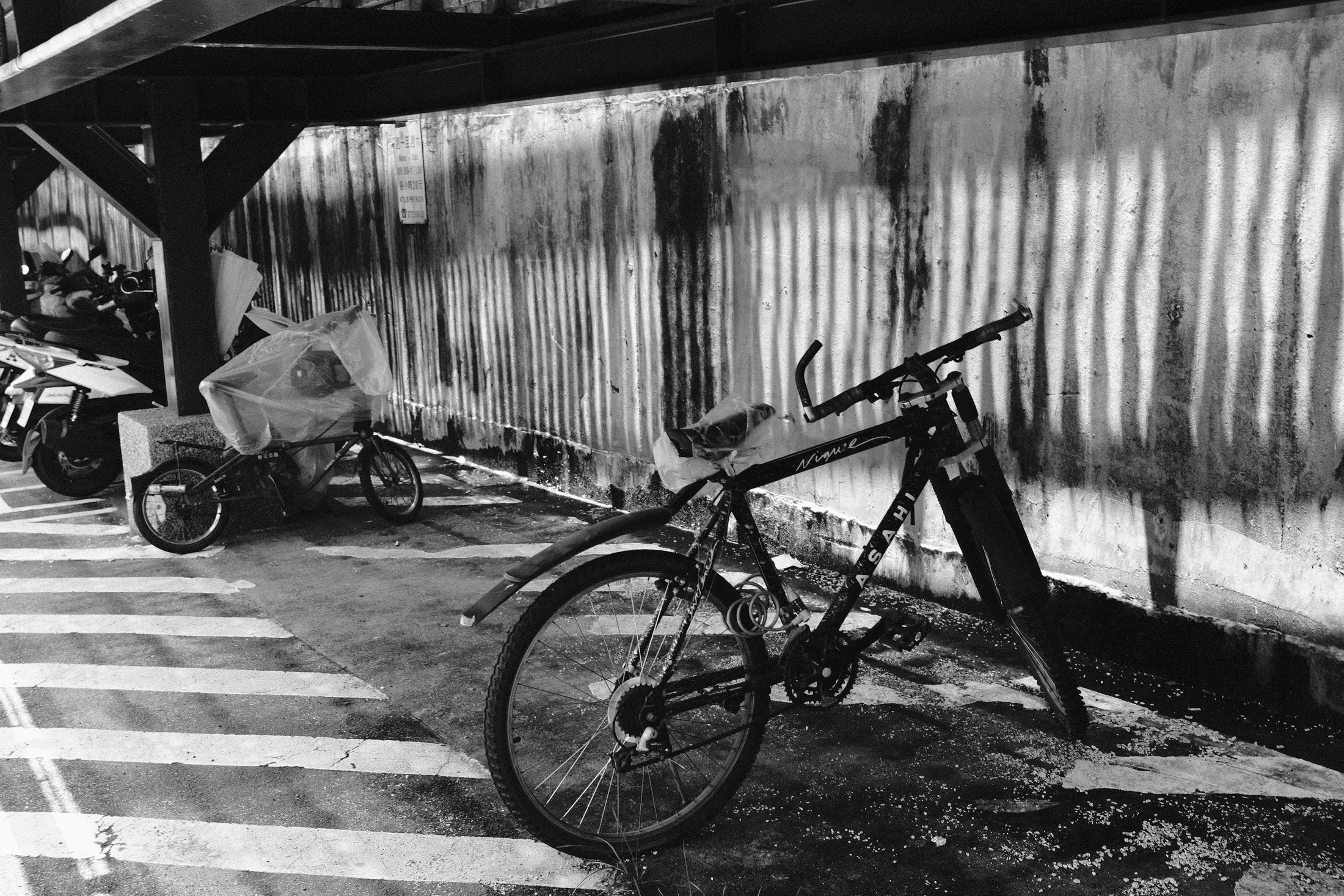 高架橋下停放的腳踏車與牆面陰影，365 Project July 31