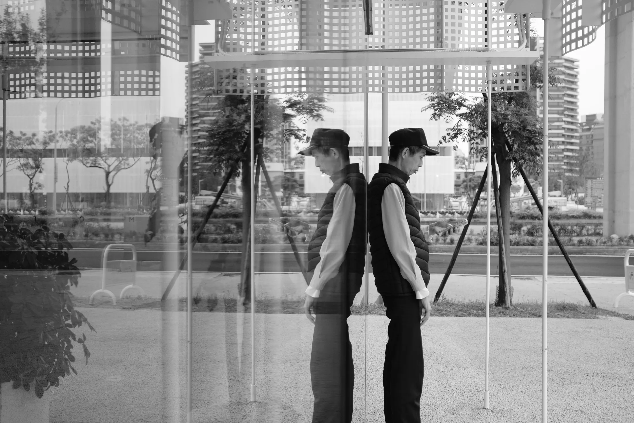 玻璃把兩個人分開又疊在一起的短暫對稱，365 Project July 13