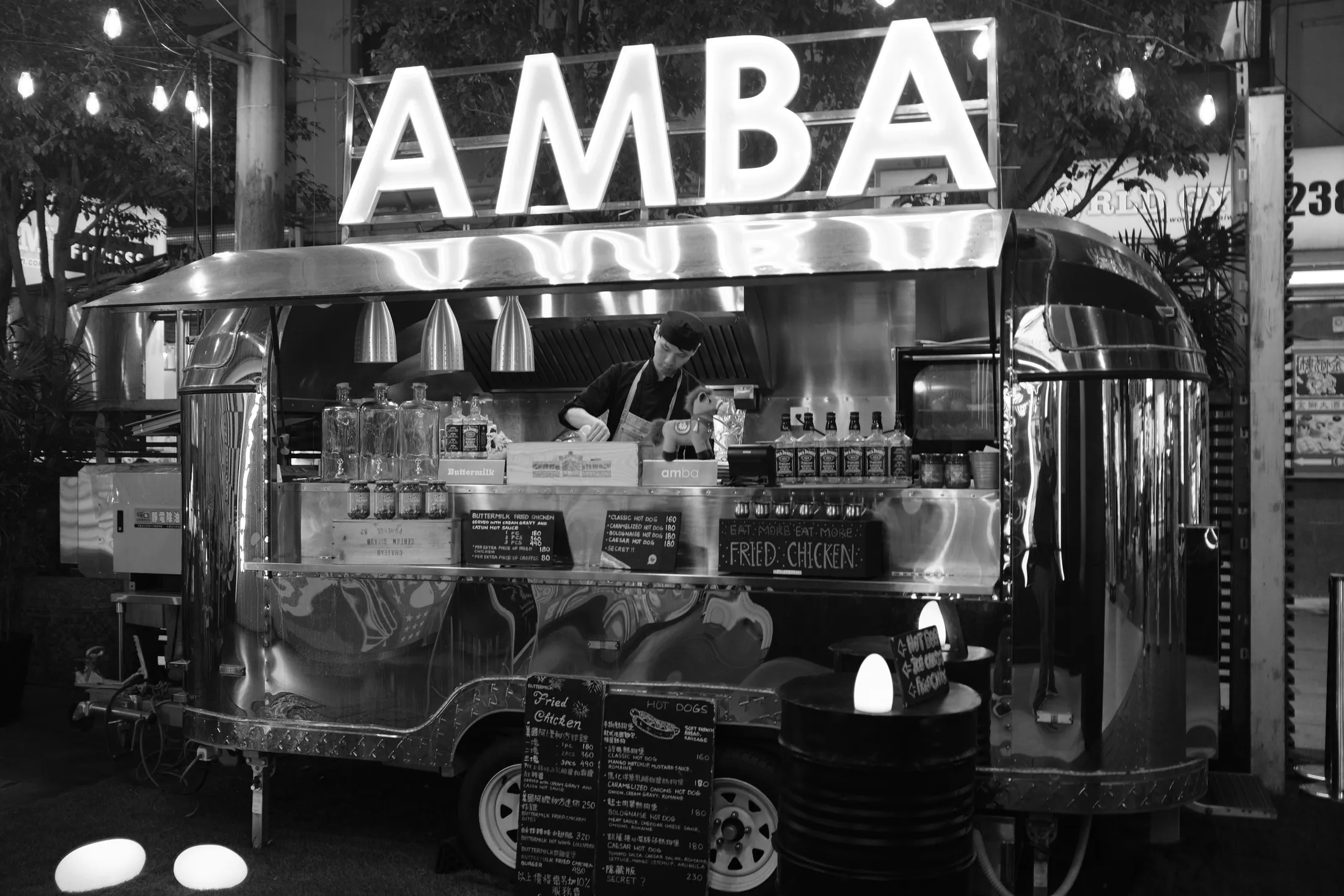 夜晚燈光下的 AMBA 餐車與街邊小販，365 Project July 10