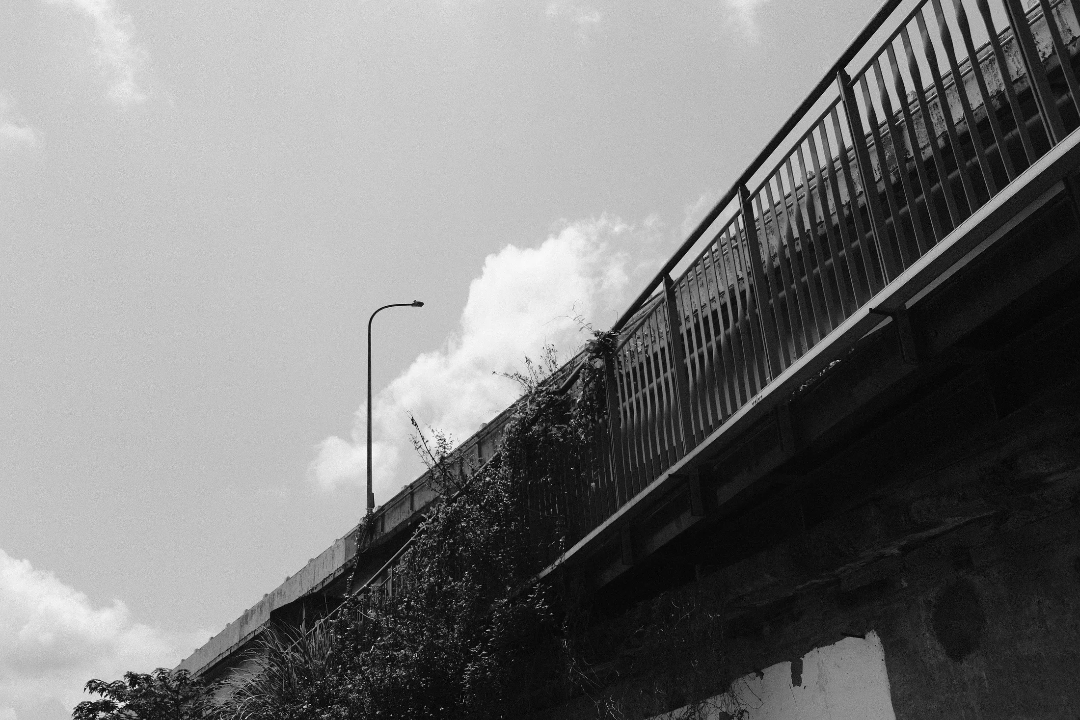 高架橋欄杆與天空雲朵的黑白構圖，365 Project July 30