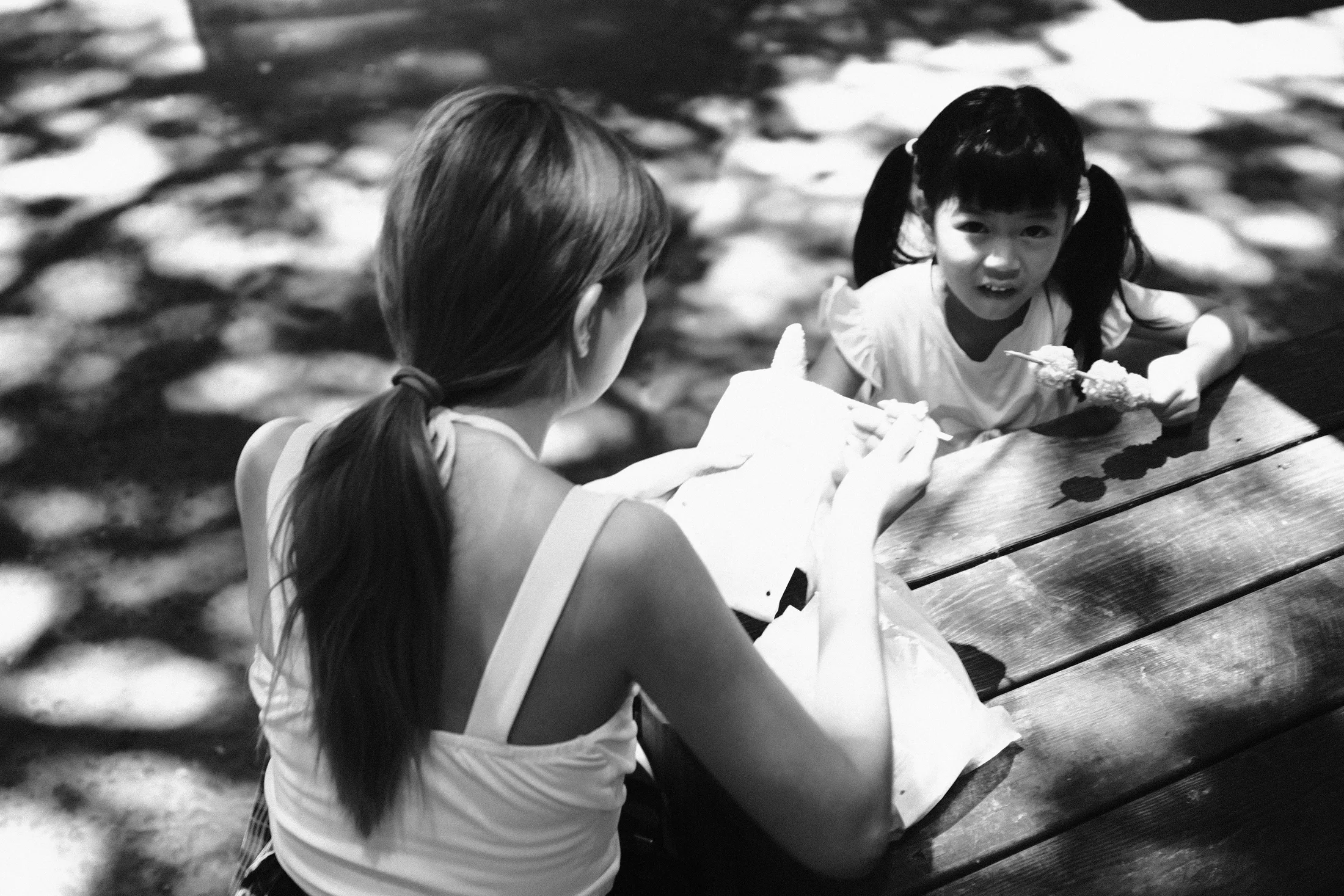 公園桌旁的對話很輕，樹影落在兩個人之間，365 Project July 18