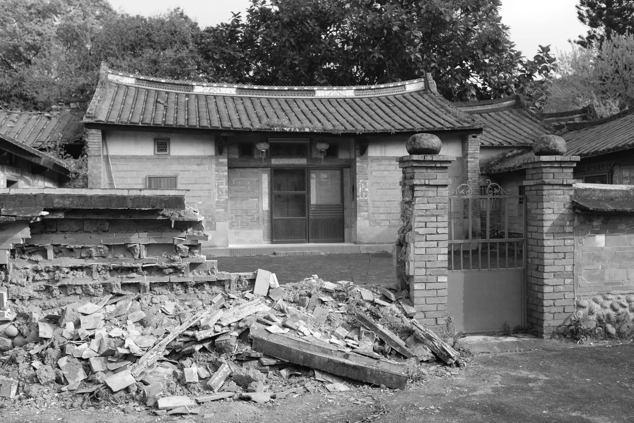 桃園百年老家祠堂坍塌與磚瓦堆，365 Project July 5