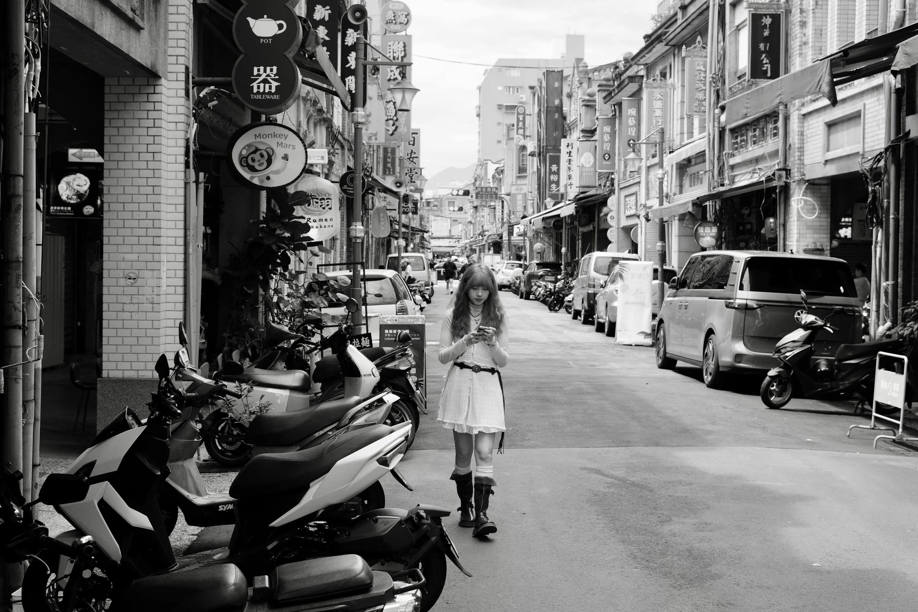 台北迪化街巷弄中的女子，兩旁停滿機車與老屋招牌，365 Project August 30