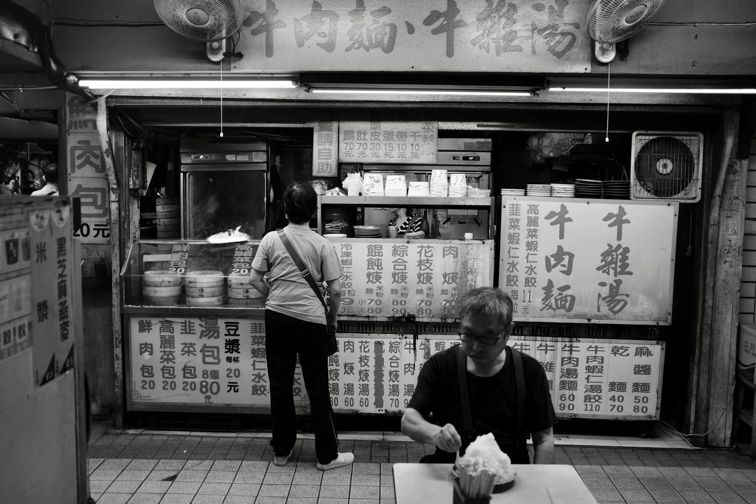 牛肉麵攤前顧客點餐與用餐的黑白街景，365 Project August 16