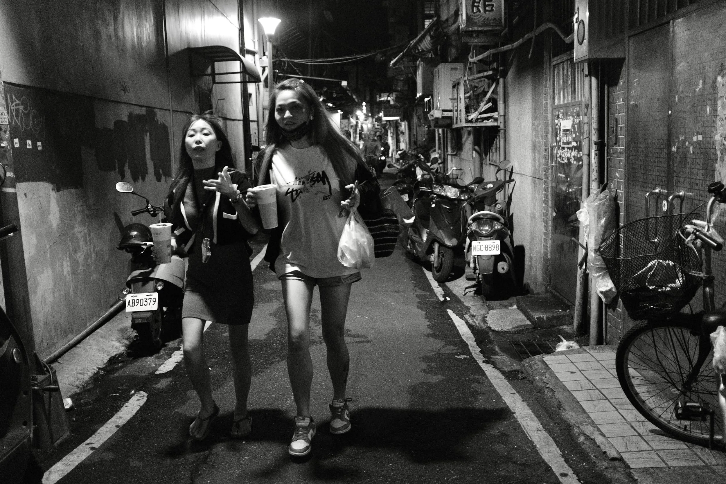 萬華夜巷中兩名下班後的茶室女子迎面走來，365 Project August 15