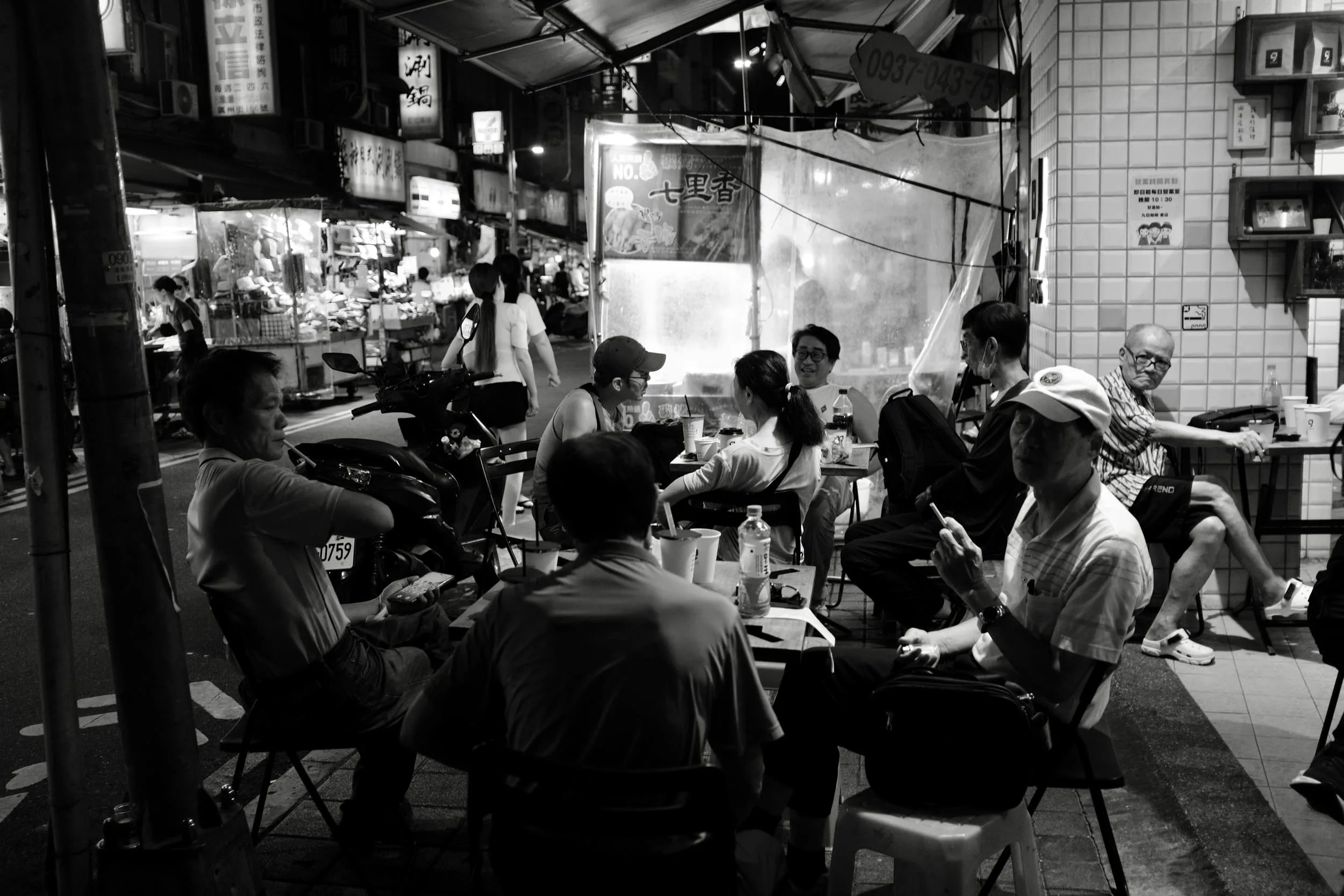 夜市街邊餐桌旁聚集聊天的人群，365 Project August 14