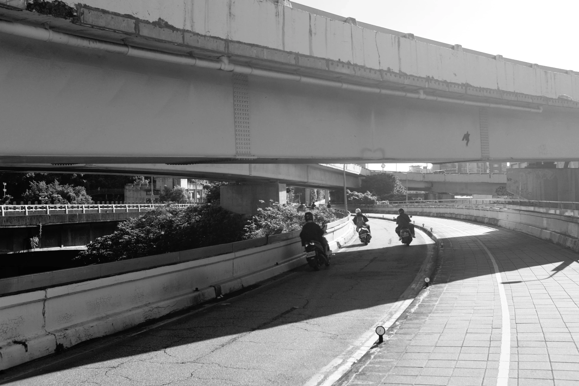 高架橋下機車沿彎道穿過光影，365 Project August 11