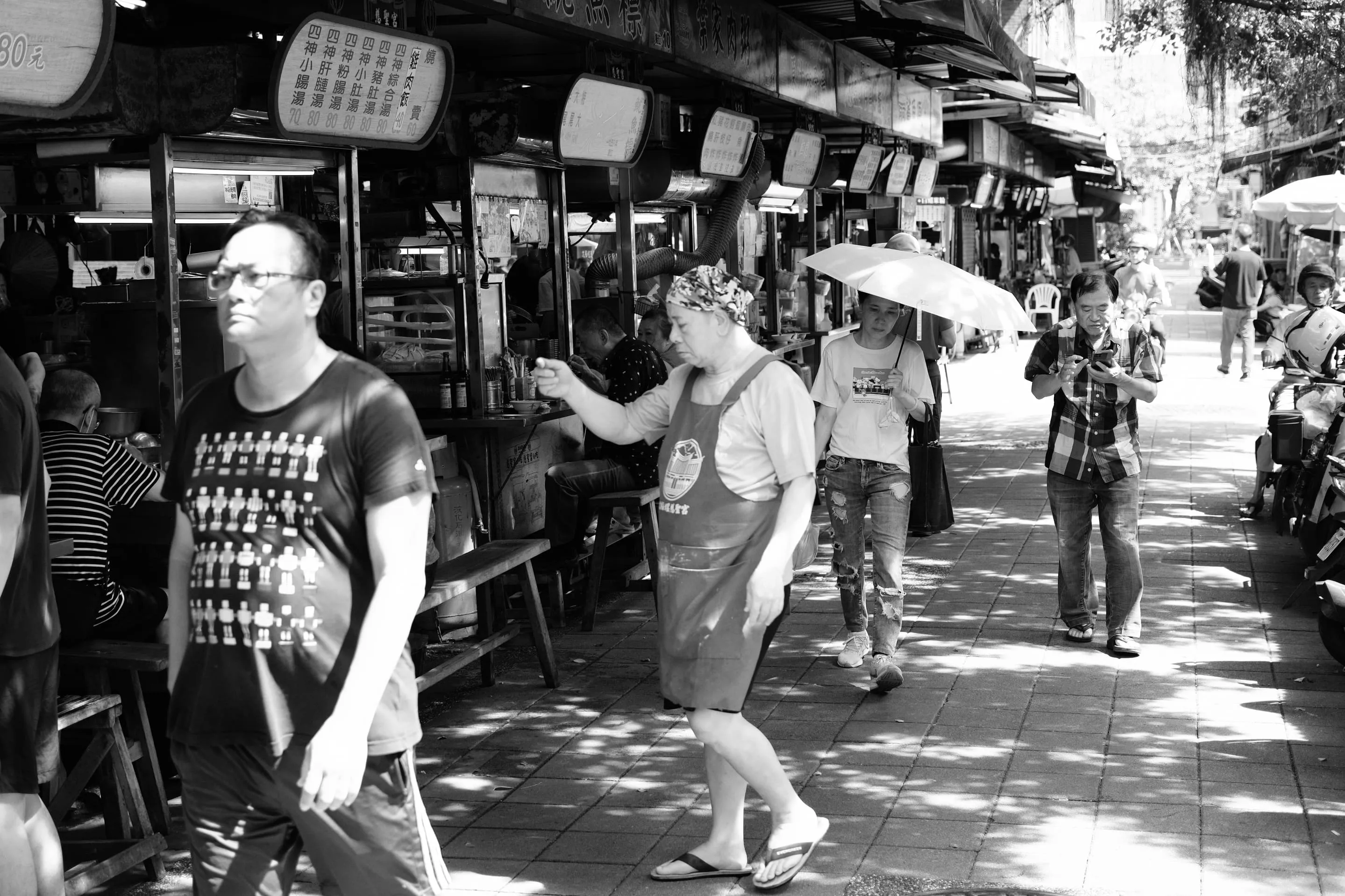 台北傳統市場小吃攤前行人穿過陽光與樹影的黑白街拍，365 Project September 1