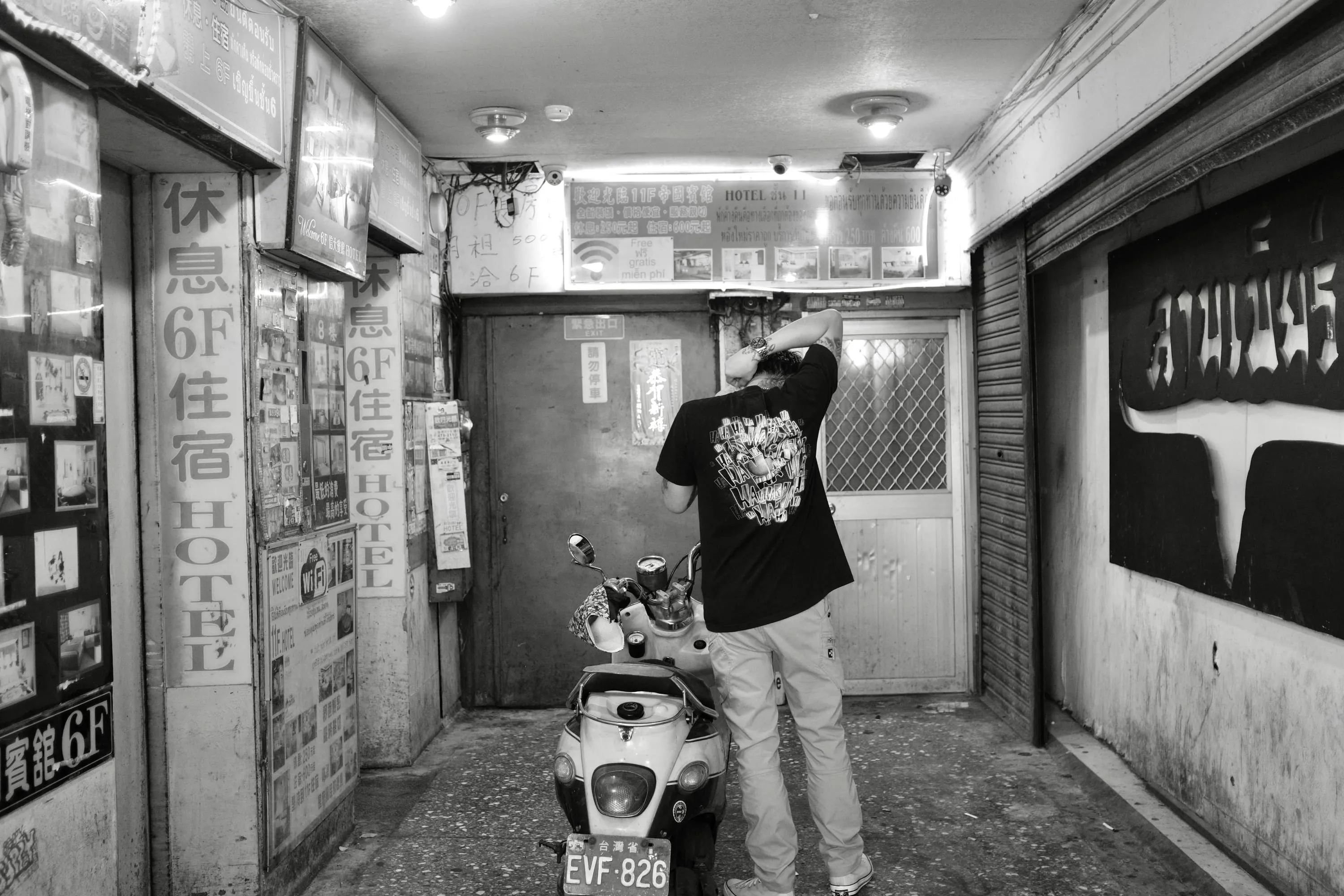 旅館入口前男子站在機車旁，365 Project September 15