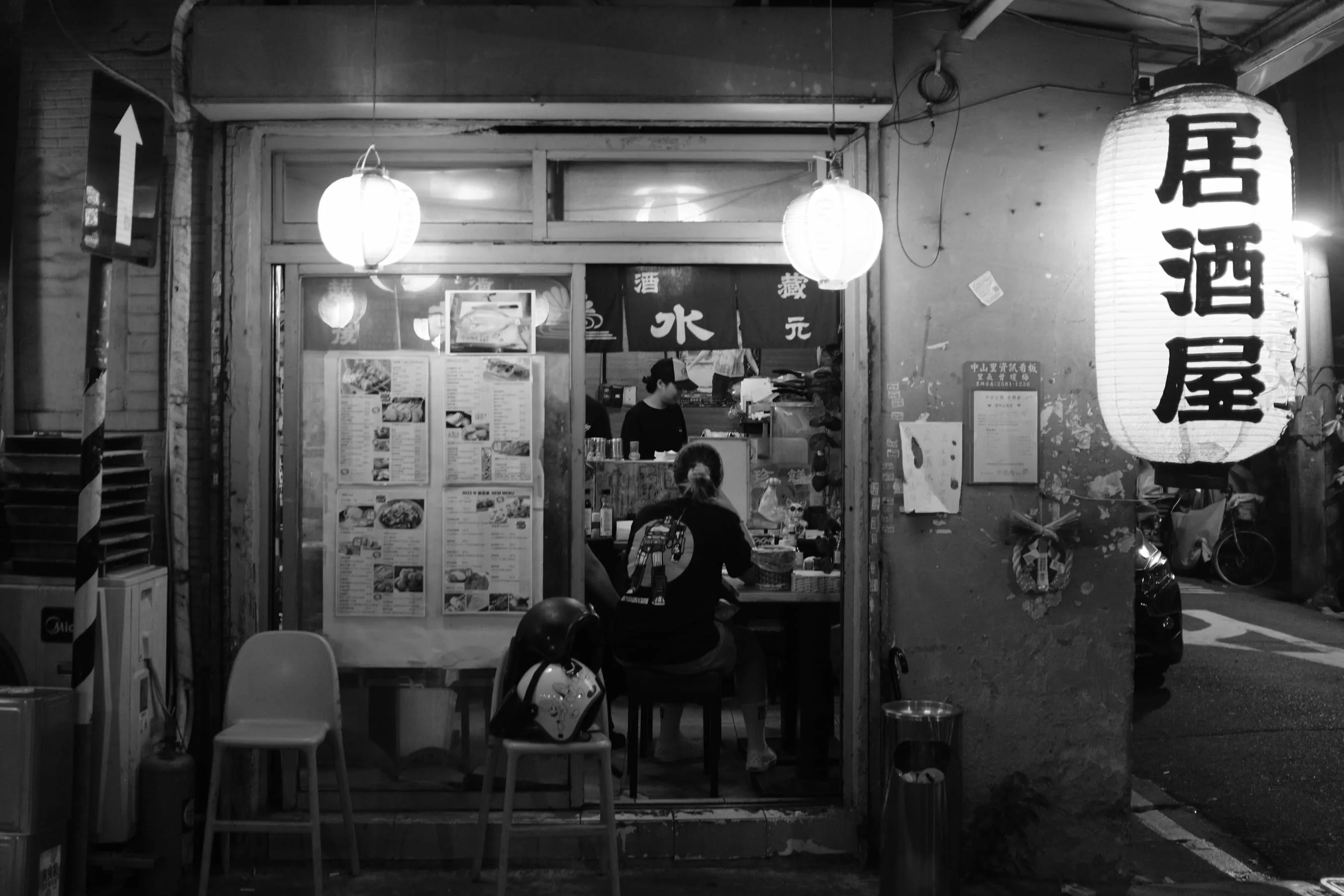 夜間老店門前掛著巨大酒字燈籠，店內外客人與街道交疊，365 Project October 9