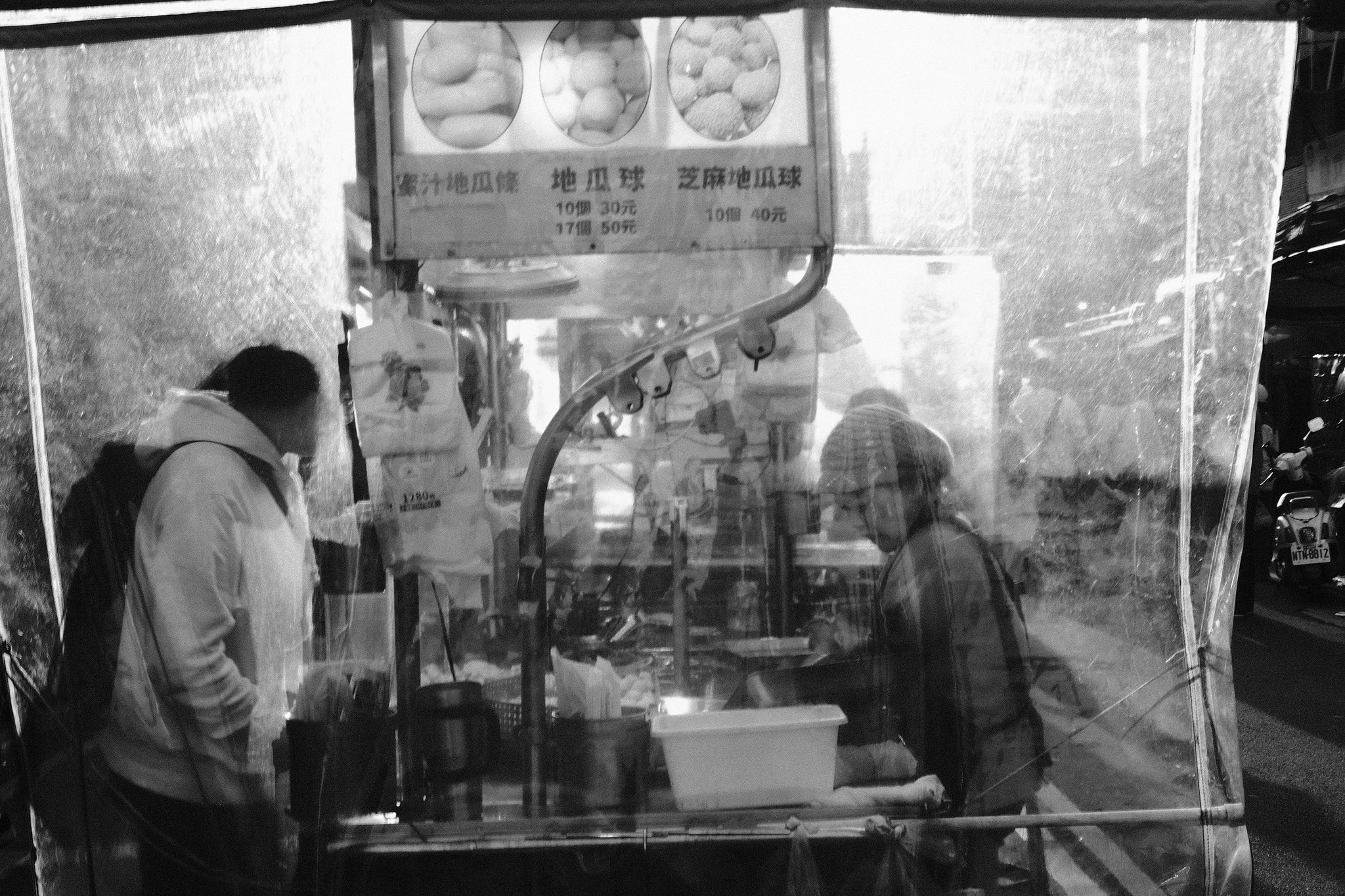 Cinematic lighting in a Wanhua alleyway - capturing old Taipei spirit