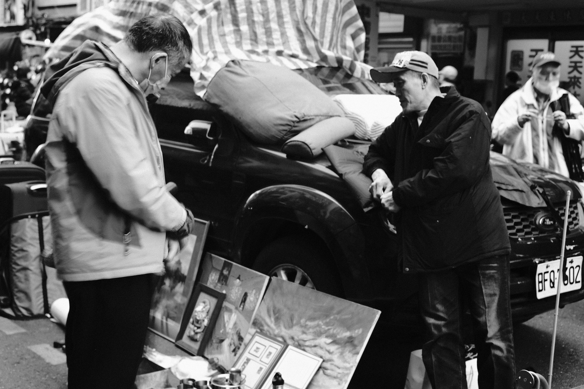 Daily interaction at a traditional Wanhua street stall - Taipei street snap
