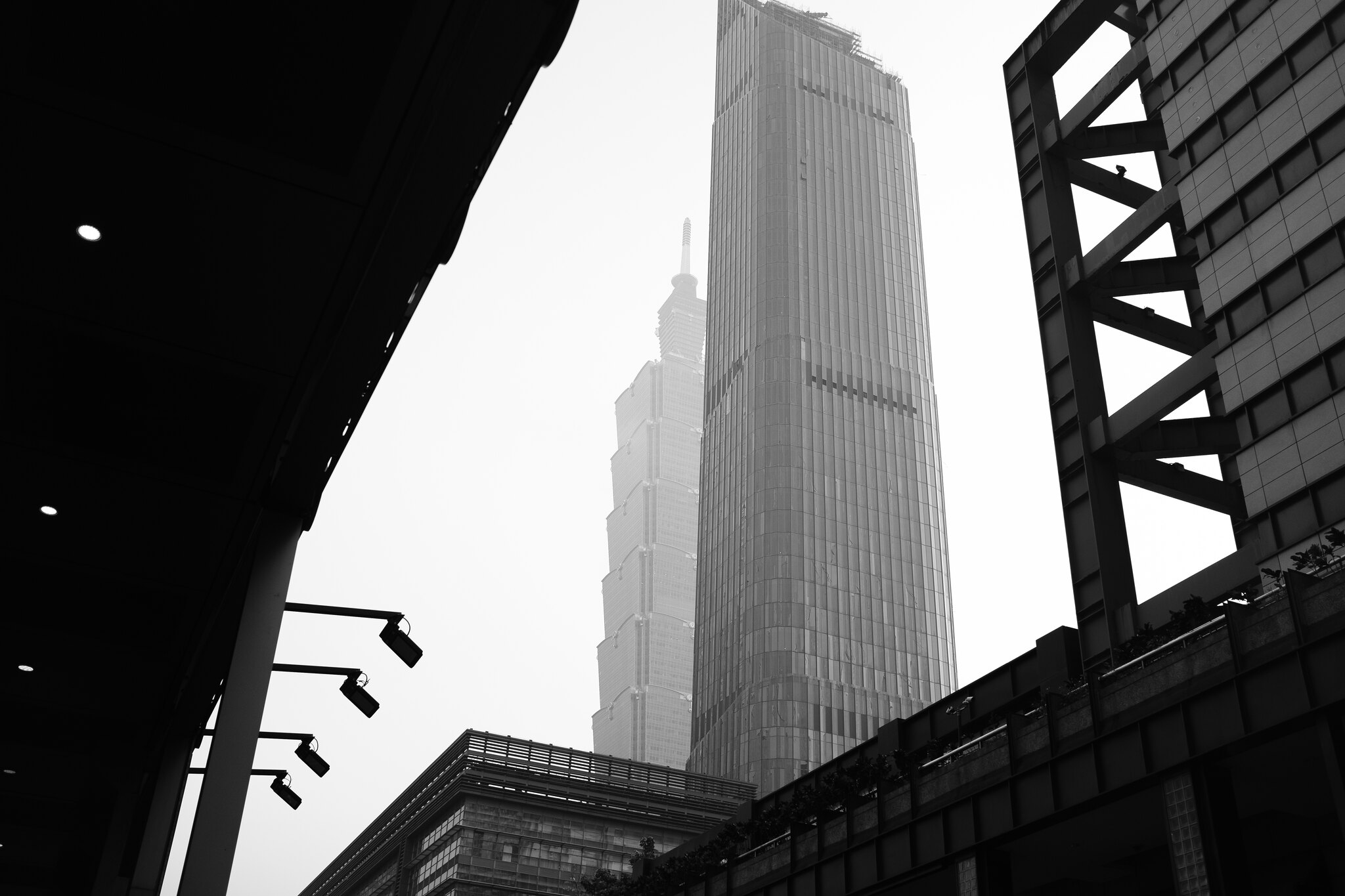 Quiet urban moment hidden within the fast-paced Xinyi district